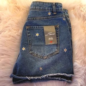 Nwt embroidered daisy shorts